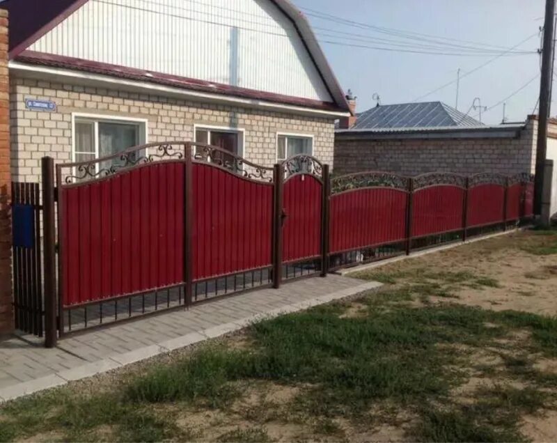 Купить заборы обл забор. Красивый забор из профнастила. Красивый забор из металлопрофиля. Красивый забор для палисадника. Красивый профнастил для забора.