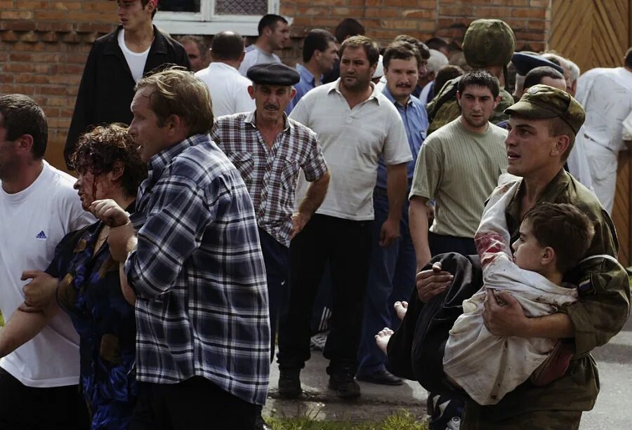 Трагедия террористы. Трагедия в беслане 1 сентября 2004. терроризм в беслане 1 сентября 2004 года. школа беслана 1 сентября 2004.