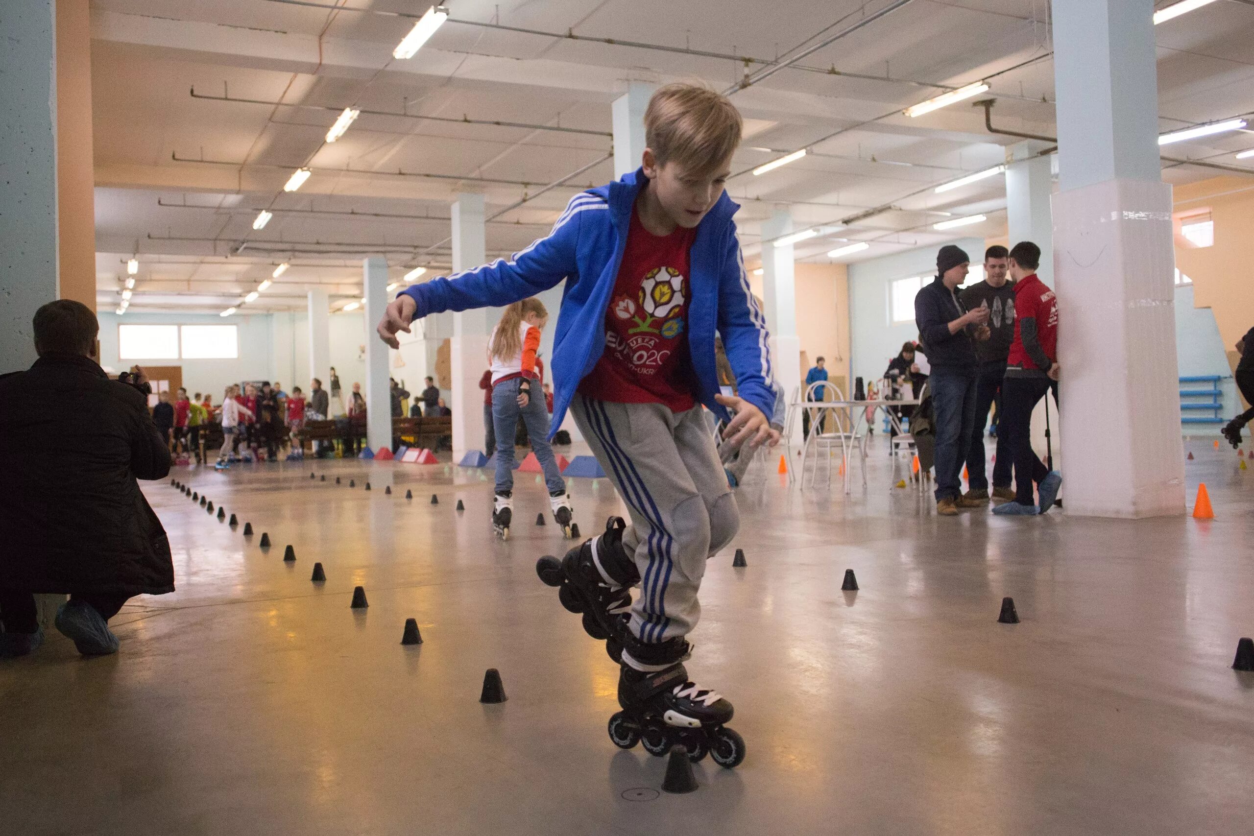 Роллердром дети. Роллер парк. Ролл холл роллердром. Крытый роллердром. Роллердромы в москве.