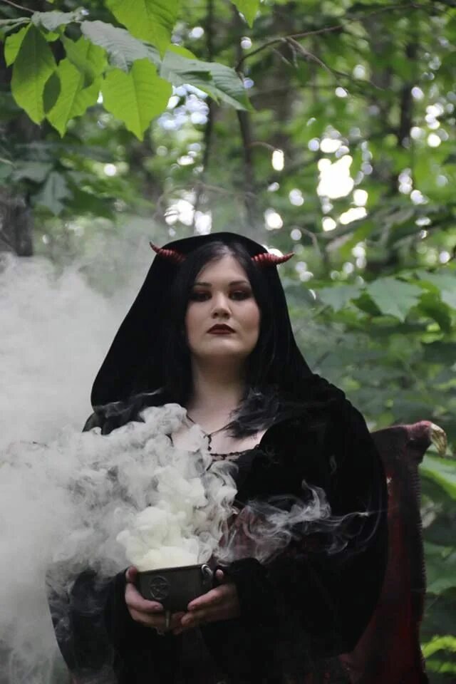 Украинская ведьма алтея. Паган ведьмы. Настоящая колдунья.