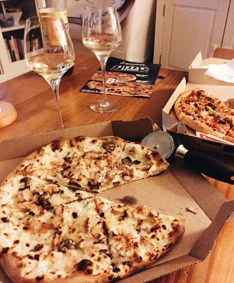 Пицца на ужин. Пицца на столе. Романтический ужин с пиццей. Пицца и вино дома.