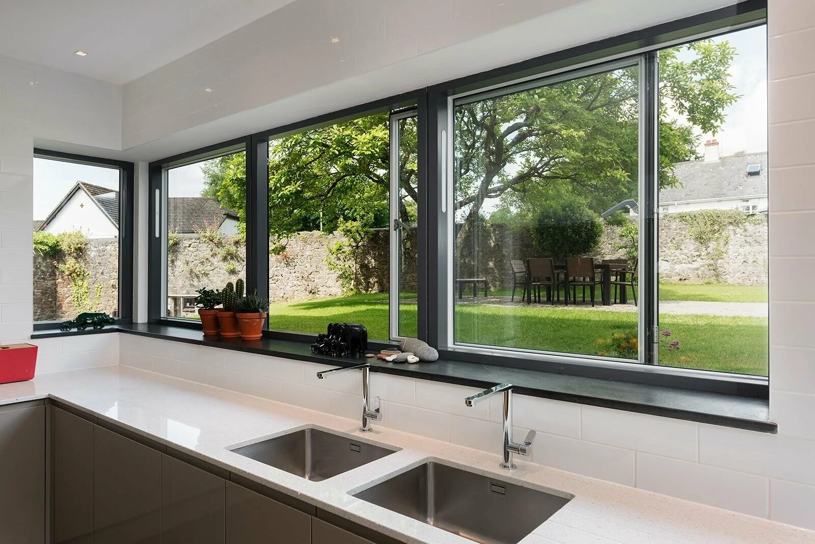 Купить углового окна. Кухня с окном в частном доме. Кухня с панорамными окнами. Угловое панорамное окно.