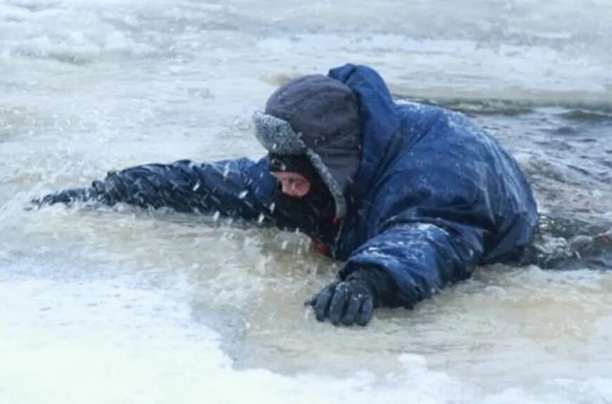 Человек провалился под лед. Замерзший водоем.
