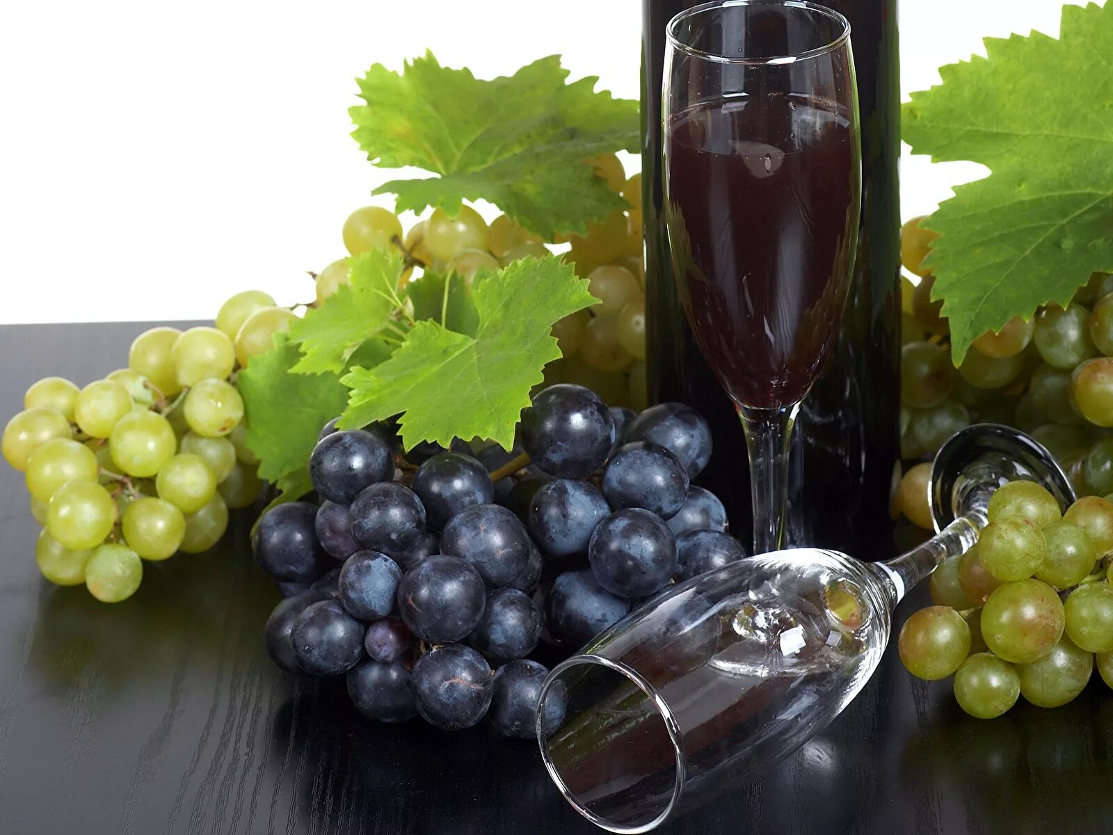 Куплю виноградное вино. Вино и виноград. Виноград в бокале. Виноградное вино. Вино и фрукты.