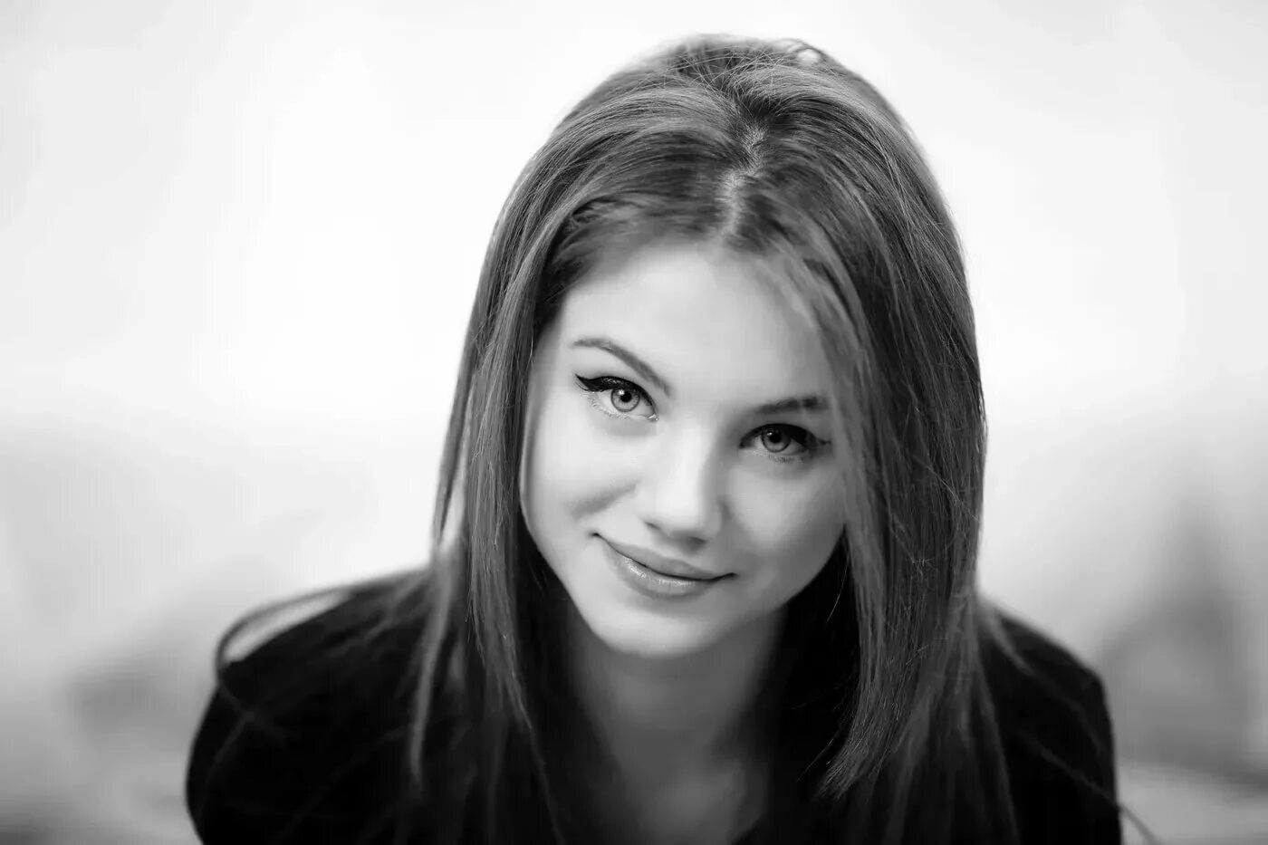 Просто молодые женщины. Amelie emily. Блондинка с голубыми глазами. Девушка улыбается. Просто молодые женщины.