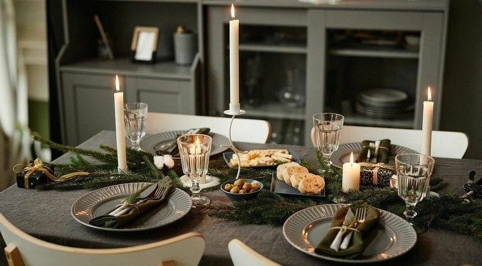 Сервировка новогоднего стола в домашних условиях фото Pin by Bunny on Weddings...Silver Bells Christmas table settings, New years eve
