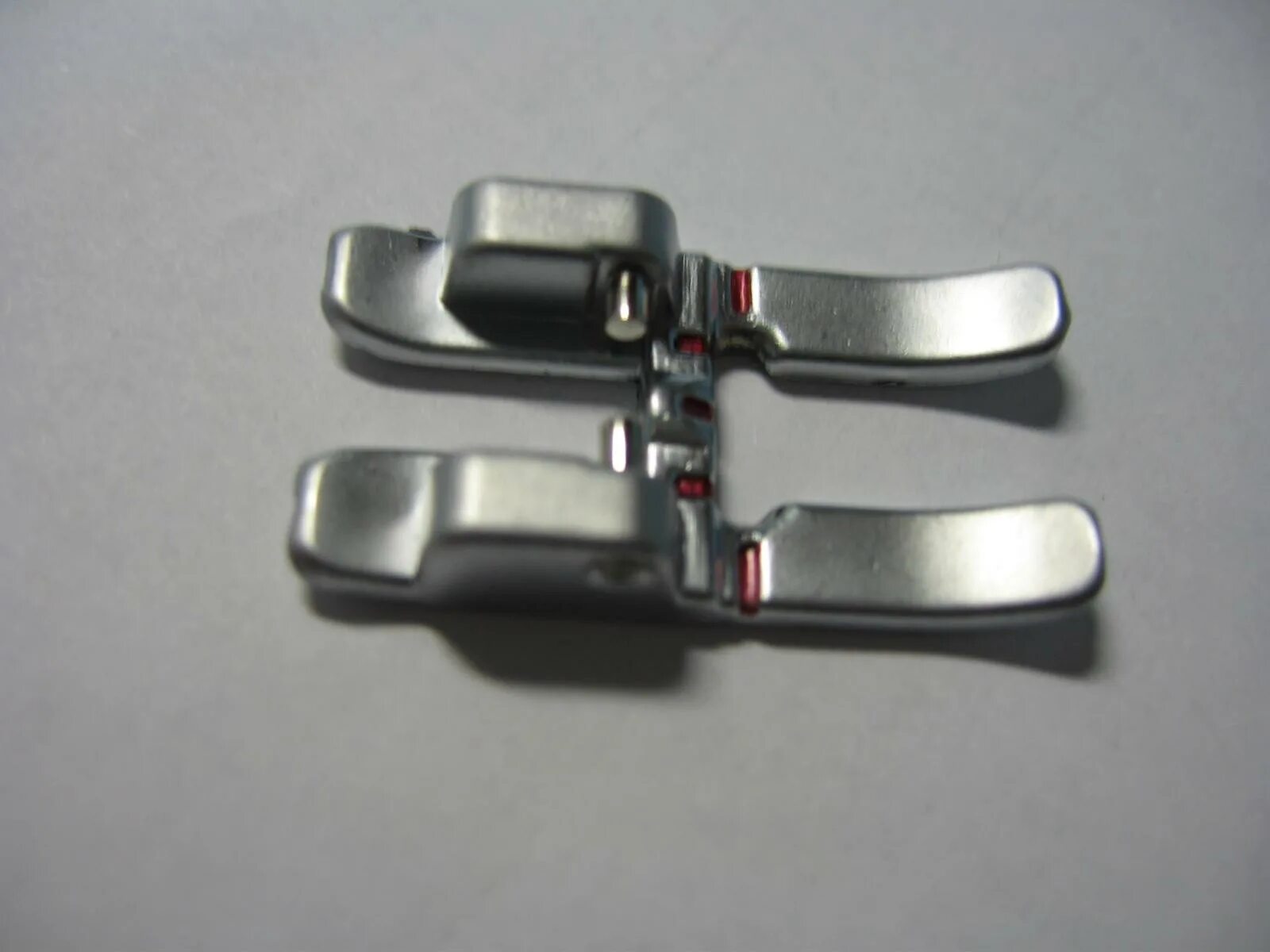 металлическая лапка. прозрачная лапка для швейной машины. лапка brother прозрачная. оверлочная лапка для швейной машины астралюкс. лапка f 859806011 для janome.