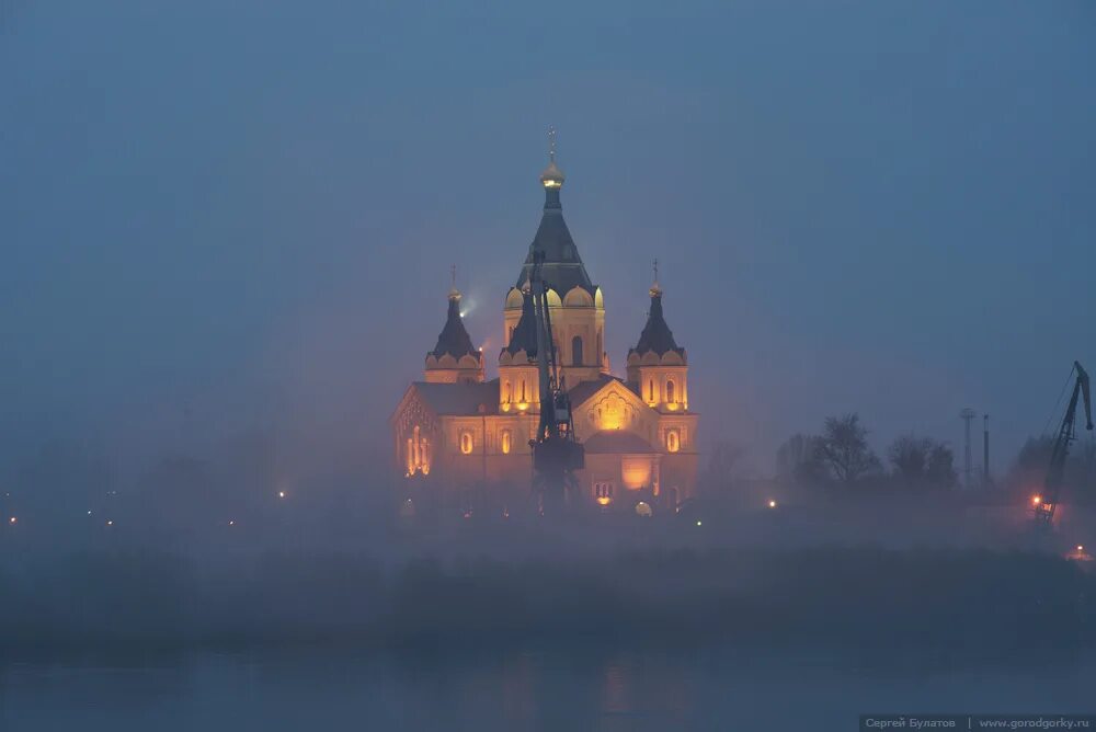 Оловянный деревянный стеклянный правило. Туман днем. Туман в нижнем новгороде фото. Туманный н или нн. Туманный хвойный лес.