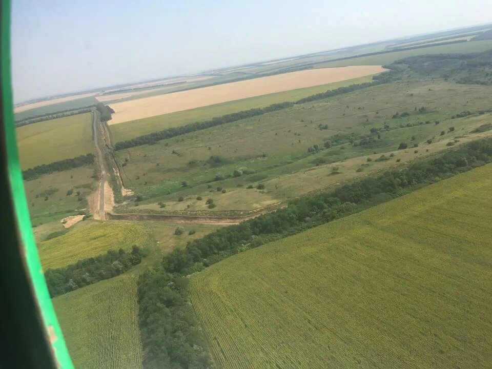 Как выглядит граница с украиной. Граница между Россией и Украиной. Граница между Россией и Украиной фото. С высоты птичьего полета граница Украины. Как выглядит граница России с Украиной.