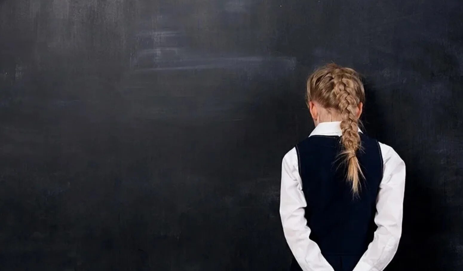 Боюсь быть учителем. Учительница в шоке. Дочка поднимает руку у доски. Девочка у доски. Креативный учитель.