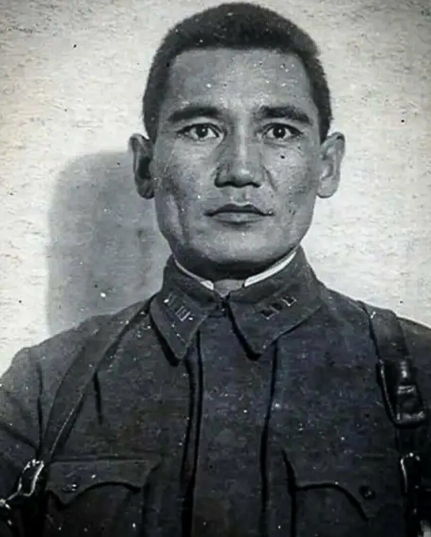 Бауыржан момышулы фото. Бауыржан момышұлы портрет. Бауржан момышулы казахстан. Б момышулы. Советский солдат в цвете.