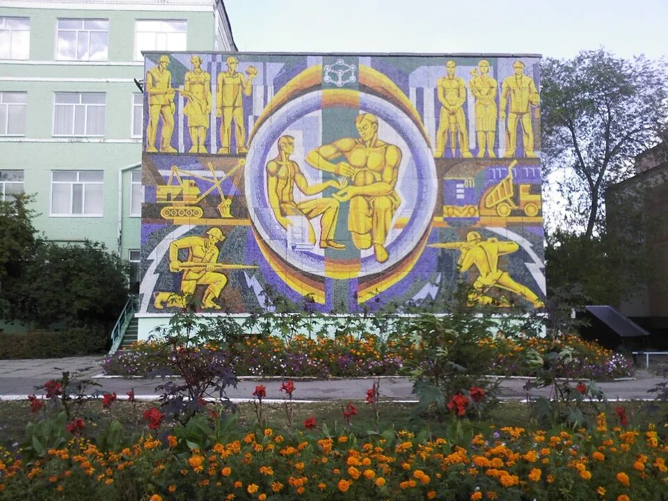 Площадь рудного. Рудный казахстан площадь. рудный казахстан памятники и стеллы.