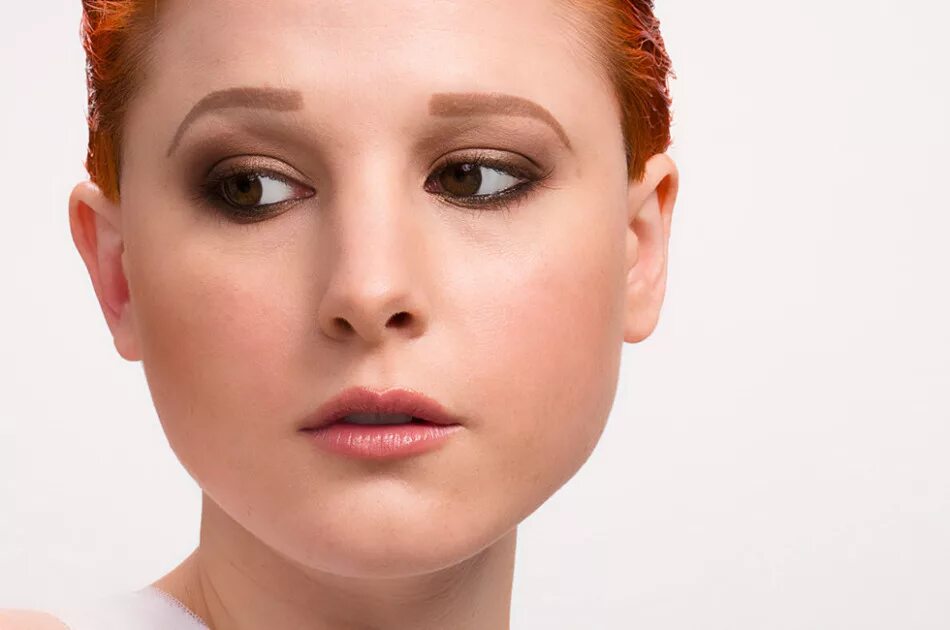 Треугольные брови. Ирина шейк смоки. Шейлин вудли макияж. Макияж асимметрия. Асимметрия глаз.