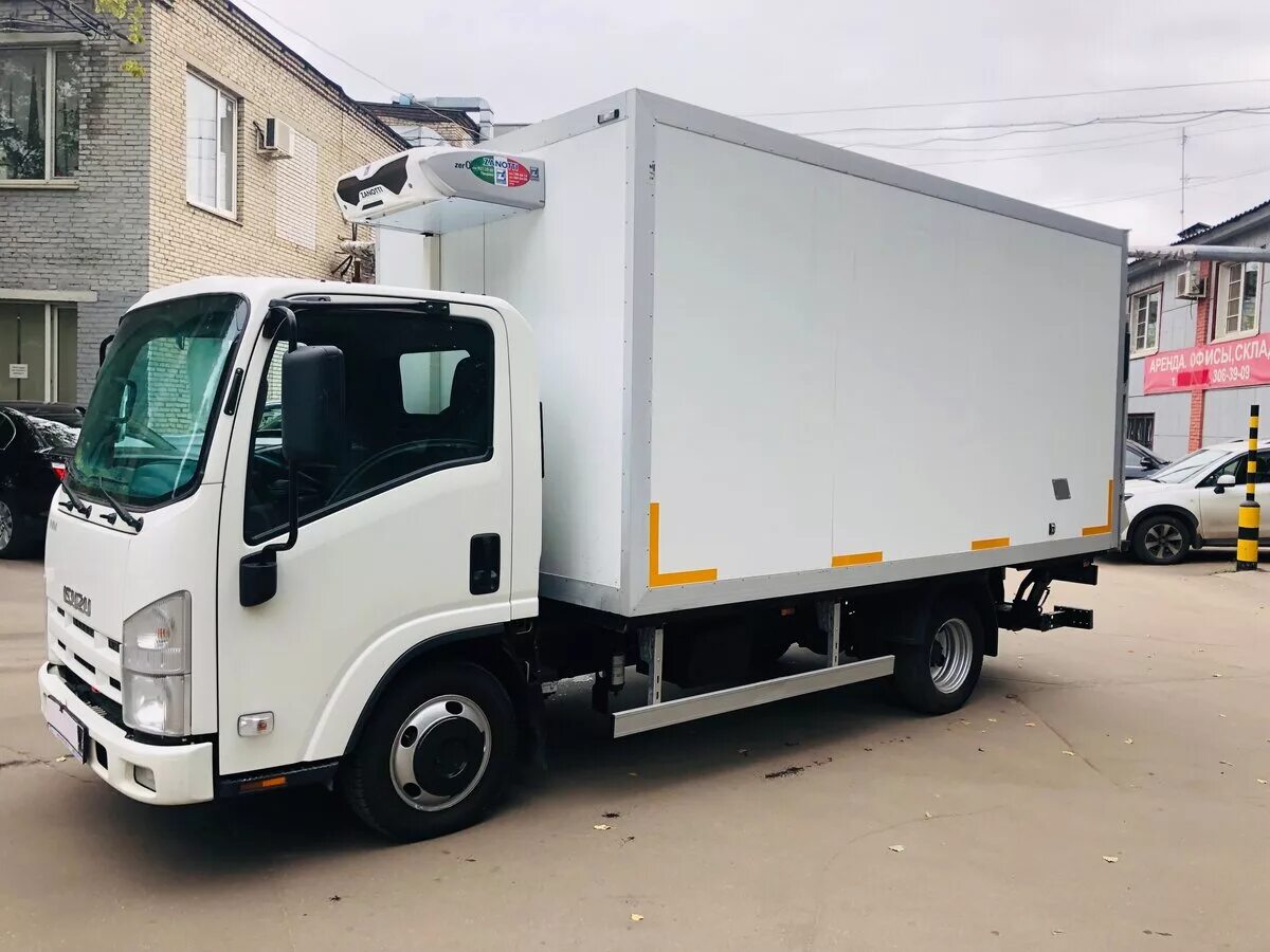 Купить исузу 5 тонн. Фургон Isuzu nmr77h. Isuzu Elf (n-Series) рефрижератор. Рефрижератор Isuzu Elf 5.5 nmr85h 4,4 м высота кузова. Isuzu NP 26.