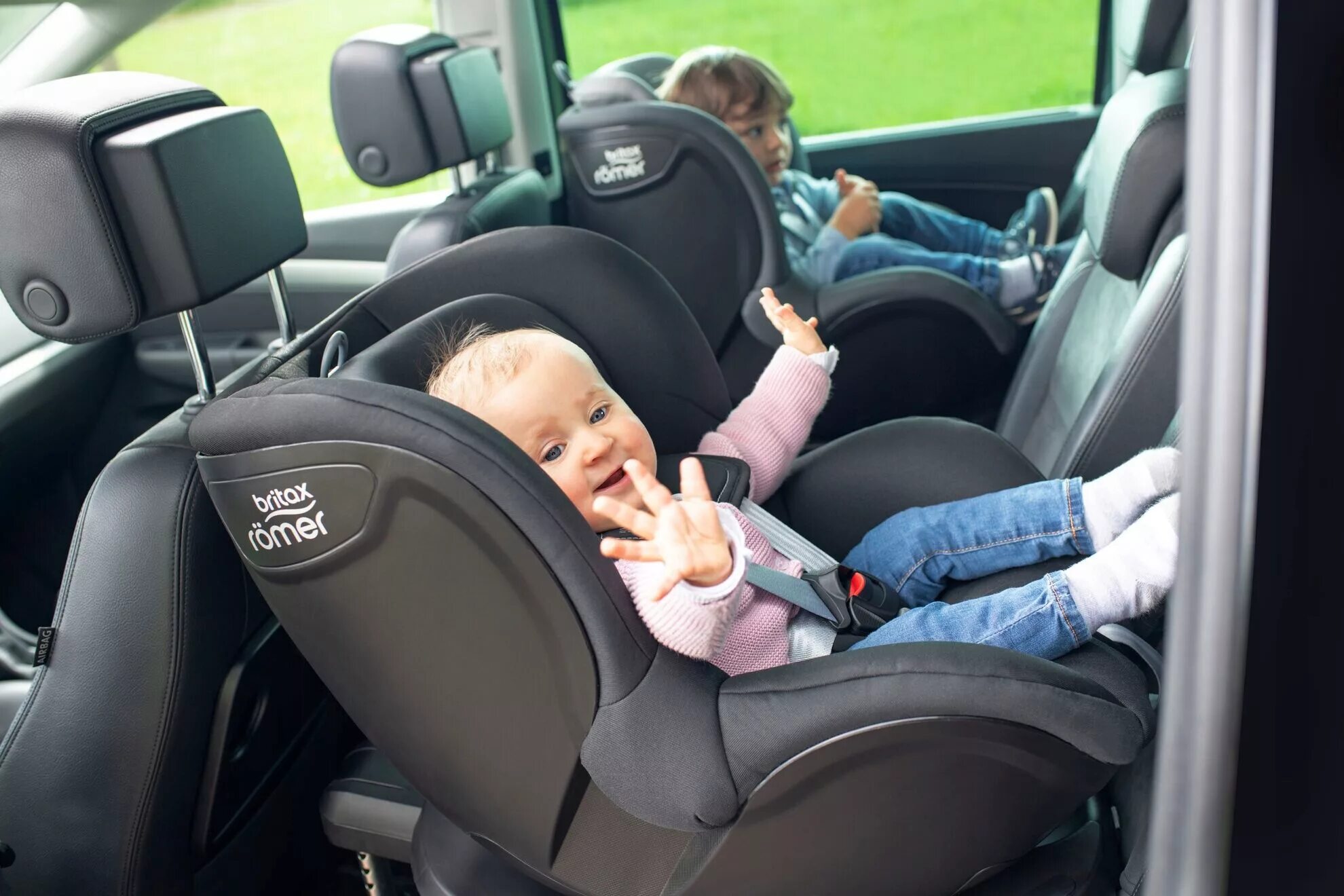 С какого возраста ребёнок может ездить на переднем сидении. Ребенок в машине на переднем сидении. Со скольки лет можно ездить на переднем сидении детям. Со скольки лет на переднем сиденье. Britax romer dualfix 2r.
