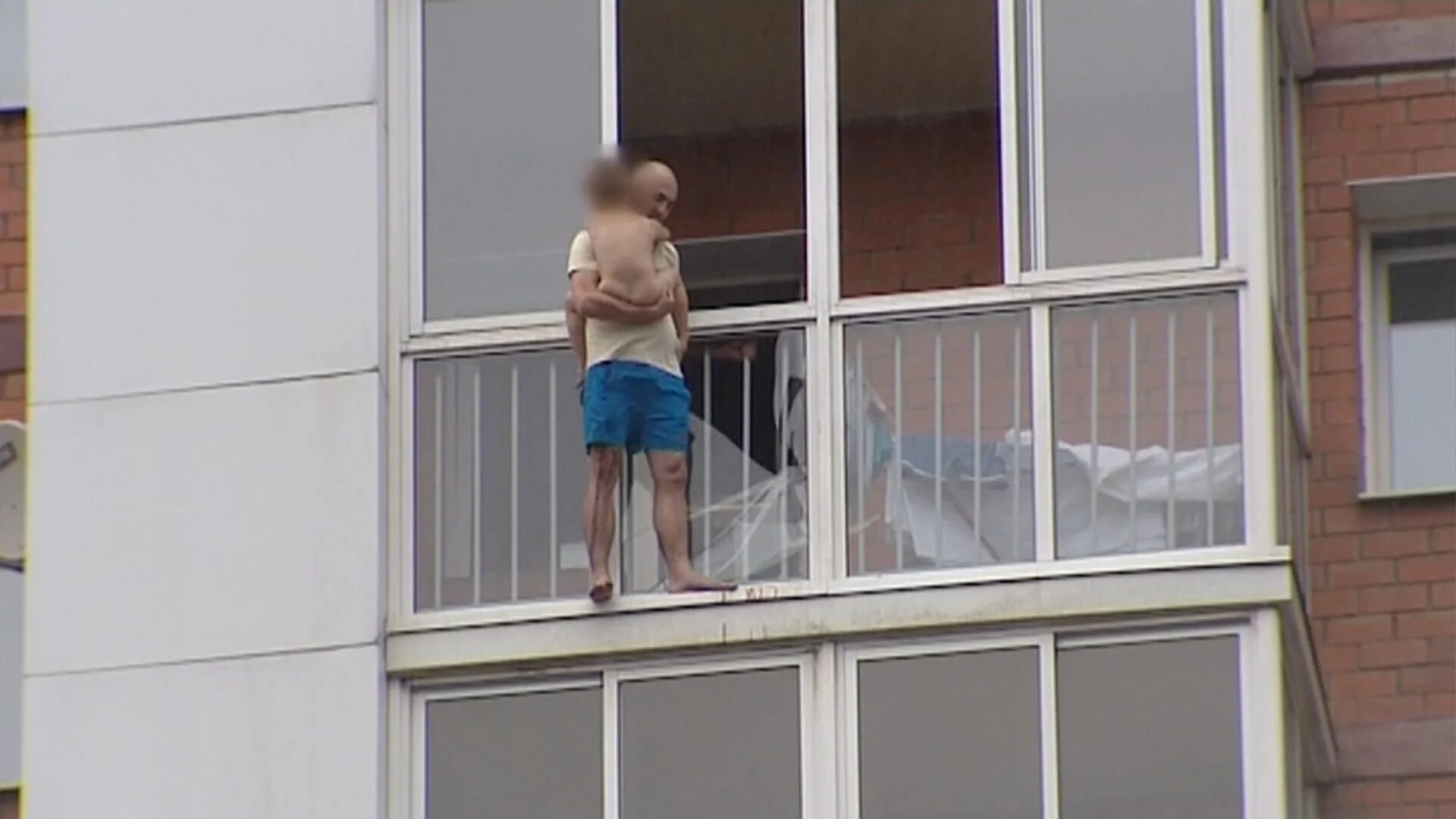 Скинь сын. Дети под балконом. Кызыл сбросил с балкона. Угрожал сбросить сына с 14 этажа.