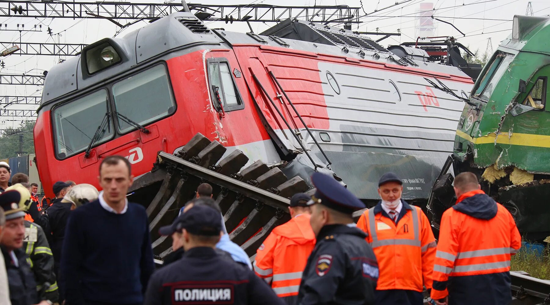 Что происходит на железной дороге. Крушение грузового поезда Санкт Петербург. Станция Купчинская крушение поездов. В Санкт-Петербурге Железнодорожная, грузовая станция Купчинская. Столкновение локомотивов.