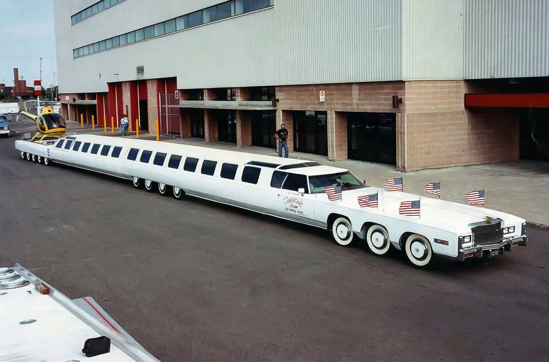 Лимузин Джей Орберг.. Cadillac Eldorado 1976 самый длинный лимузин. Лимузин Американ Дрим. Лимузин 30 метров. Большие длинные машины