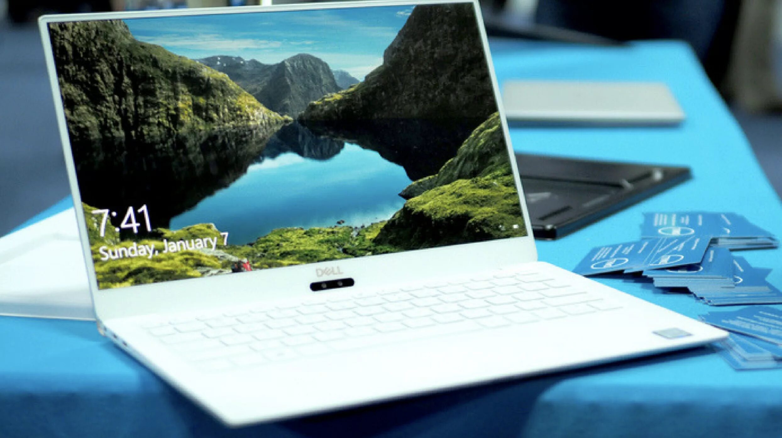 Чистка ноутбука на белом фоне. Acer мини ноутбук. Что делать если на ноутбуке черный экран. Ноутбук. Ноутбук с отсоединяющейся клавиатурой.