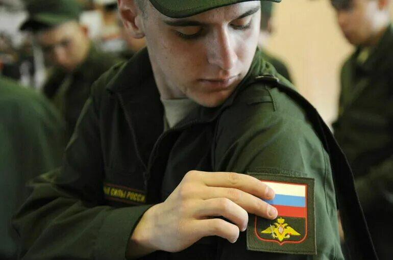 Вручение повесток призывникам