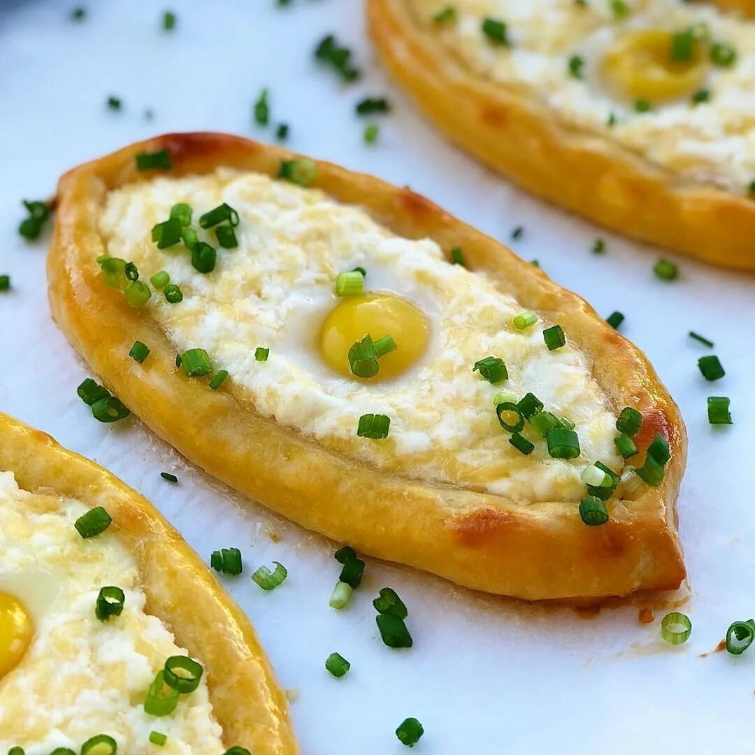 Хачапури по-аджарски фото. Хачапури по-аджарски из творога. Хачапури по-аджарски на сковороде. Творожный хачапури по аджарски. Творожный хачапури по аджарски.