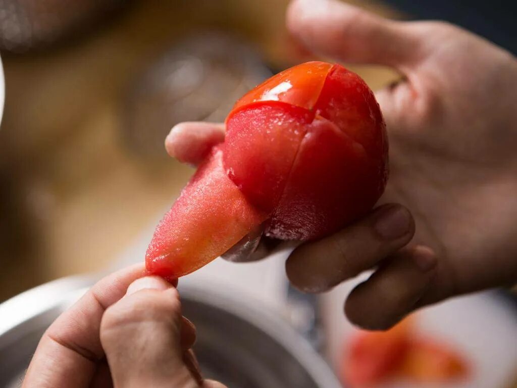 Снятое кожура. Ошпаренные помидоры. Шкурка помидорки. Очистить помидоры от кожуры. Снятие кожуры с помидоров.