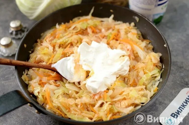 Тушеная капуста со сметаной