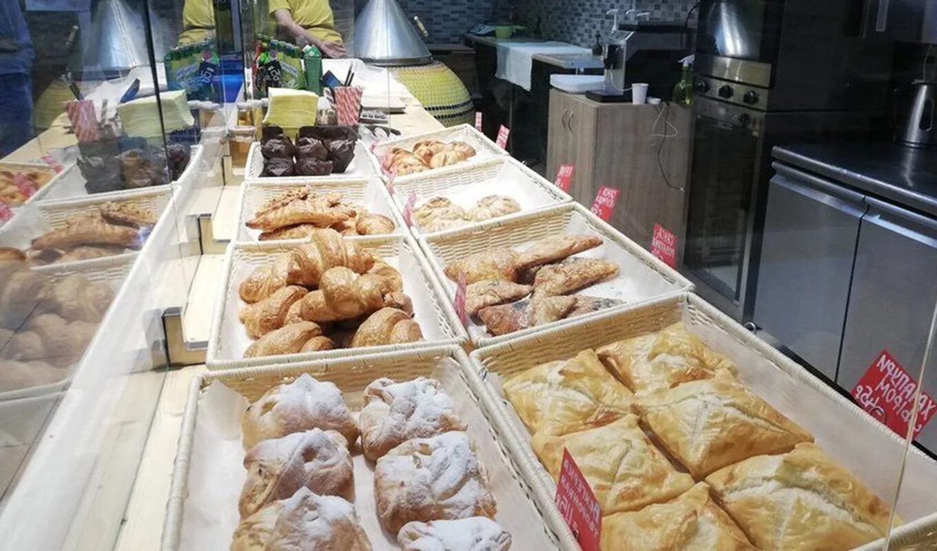 Пекарня на бауманской. Мини пекарня кондитерская. Пекарня омск. Пекарня хлебомания. Пекарня в деревенском стиле.
