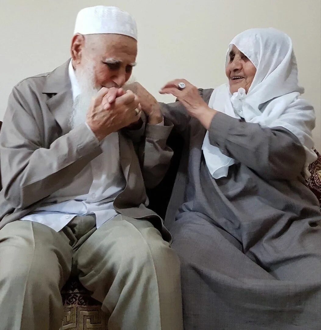 Старик мусульманин. Родители мусульмане. Мусульманский человек. Старые родители мусульмане.