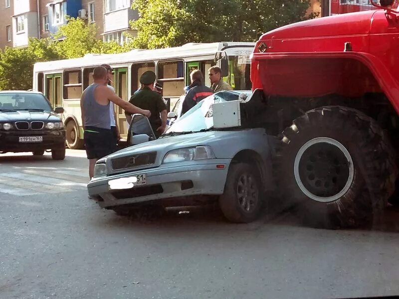 Пожарные автомобили Каменске-Шахтинском. Авария в Каменске Шахтинском. ДТП В Каменске Шахтинском за последние сутки 2022. Магнитошахтинск 5 октября что случилось