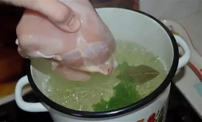 отварить куриное филе. куриное филе вареное. куриная грудка в кастрюле. сколько варится куриная грудка по времени. куриная грудка вареная.