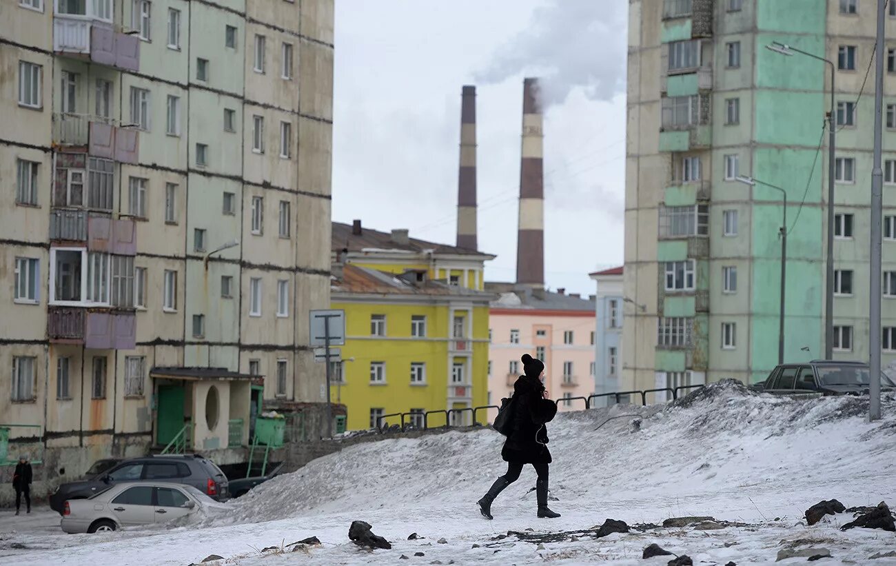 Какого жить в норильске. Норильск разруха. Норильск мрачный город. Норильск ужасный город. Норильск депрессивный город.