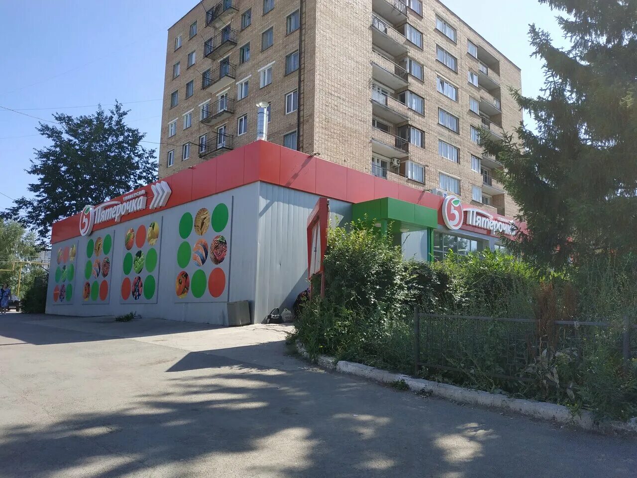 возле пятерочки вечером. пятерочка отрадное. магазин да алтуфьевское шоссе 38. пятерочка отрадное ленинградской области. улица декабристов 20 корп.