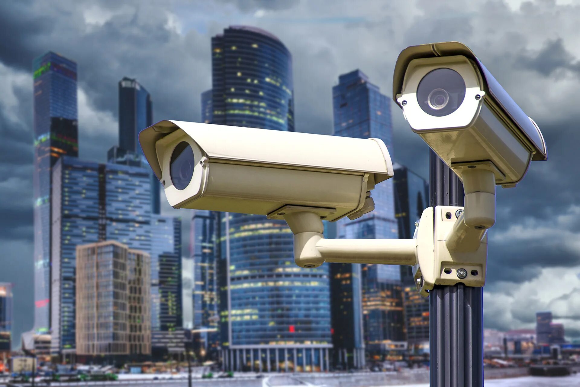Камеры видео наблюдения. Видеокамеры в помещении. Камера на столбе освещения. В городе камера стоят. В городе камера стоят.
