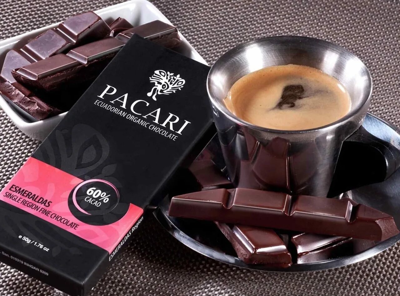 чашка кофе и шоколад. кружка чая с шоколадом. чашка чая с шоколадкой. чай горький шоколад. красивый кофе.