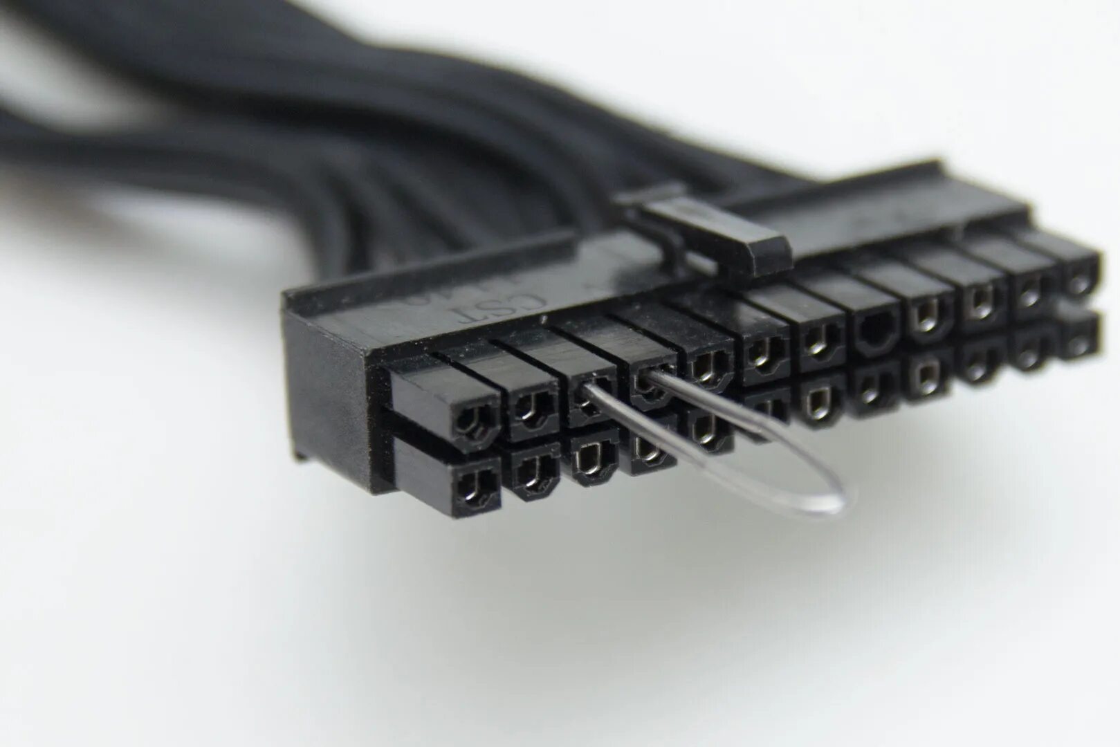 24 Pin разъем блока питания перемычка. 24 Pin ATX Power Connector. 24 Pin с перемычкой. 24 Pin ATX Power Connector Thermaltake.