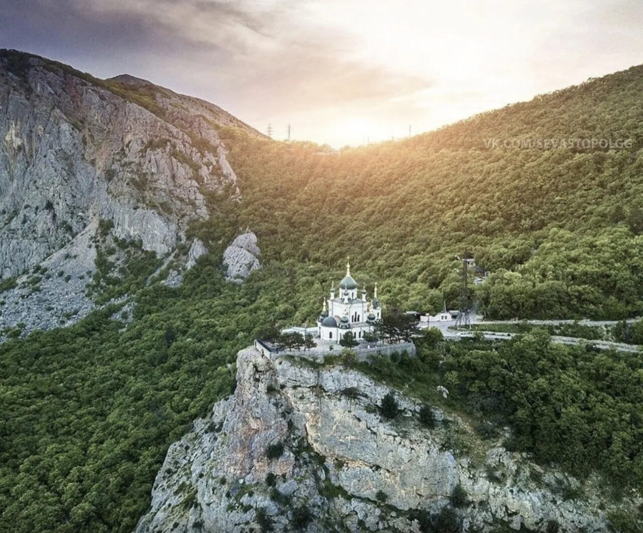 Храм на 3 горах. Храм воскресения христова форос. церковь форос в крыму. форос церковь на горе в крыму. воскресенская церковь (форос).