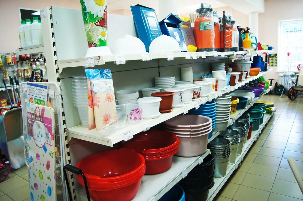 Магазин все для сада. Товары для сада и огорода. Магазин семян интерьер. Интерьер магазина для сада и огорода. Выкладка товаров для сада.