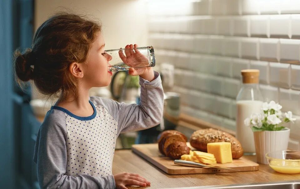Мама много пьет. Ребенок пьет воду. Девочка пьет воду. Пища и питие дети. Девушка пьет воду на кухне.