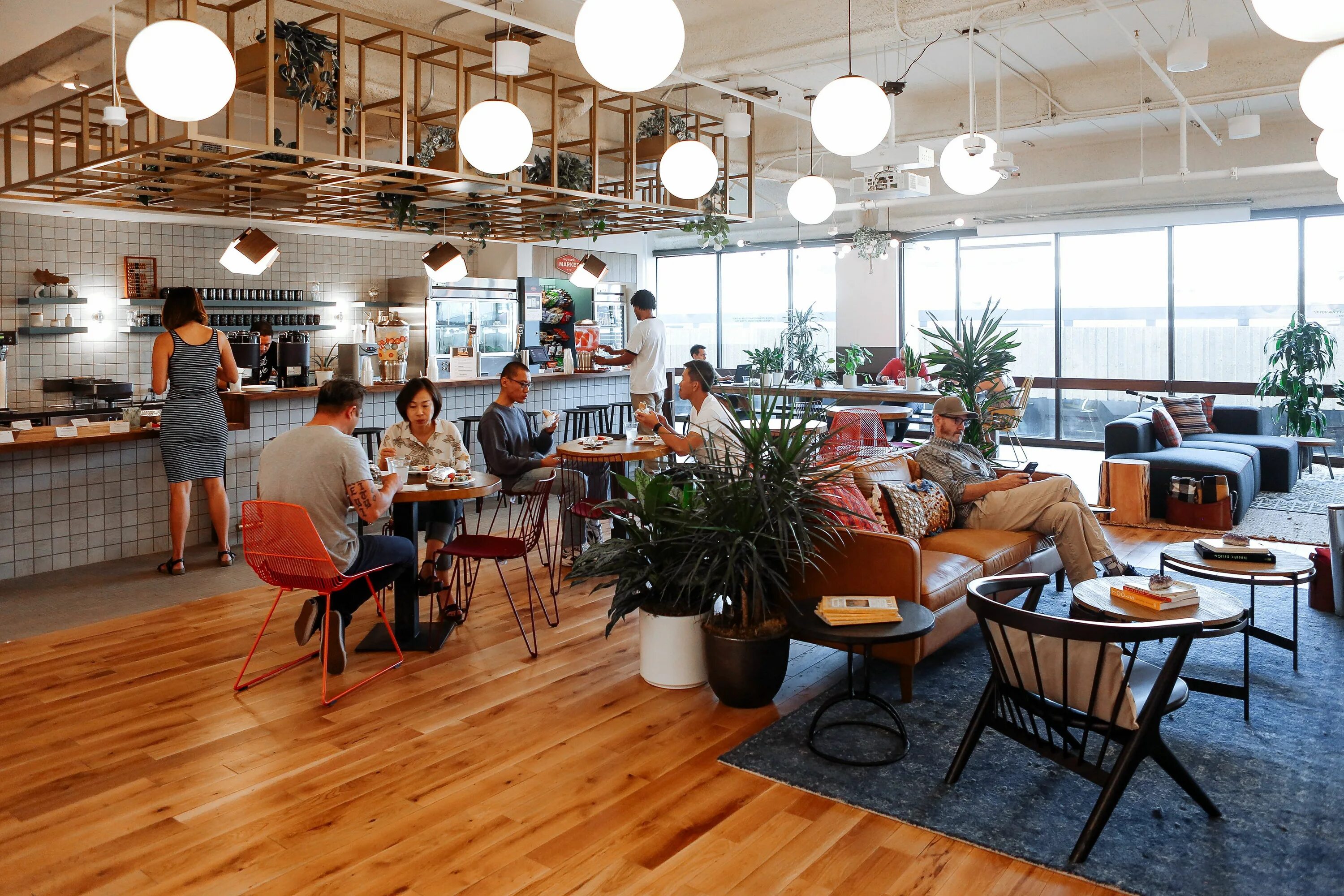 Работа в савине. WEWORK Москва. We work коворкинг. WEWORK столовая. WEWORK офисы.