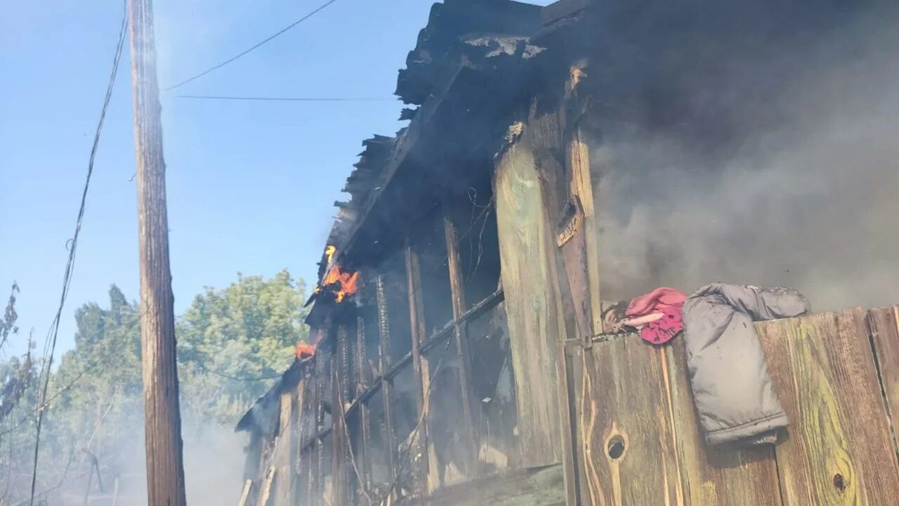 Пожар в доме. Сгоревший дом. Пожар в горах. Пожар в Саратове вчера. Покажи сгоревший дом