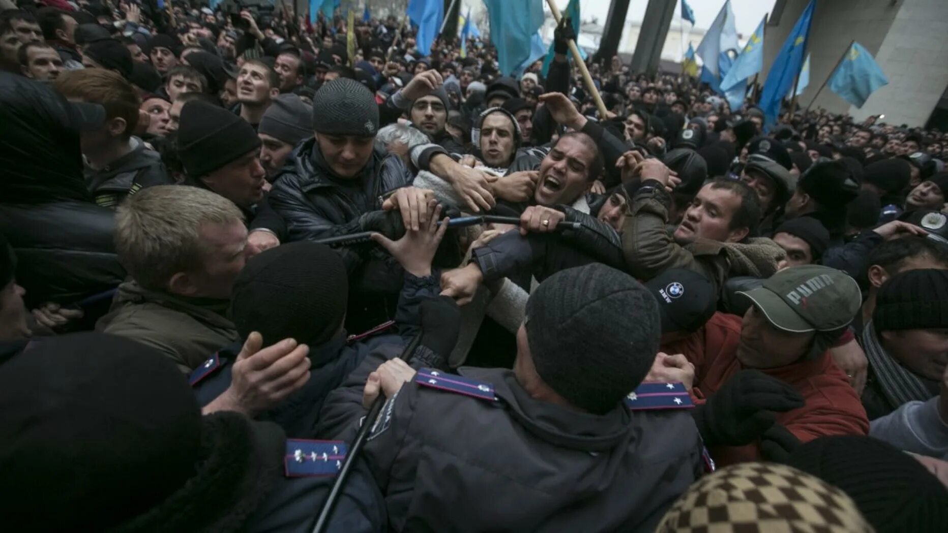 26 Февраля 2014 Крым митинг. Митинг в Симферополе 2014. 26 Февраля в Симферополе у стен Крымского парламента. Захват Верховной рады Крыма 2014. Митинг в симферополе