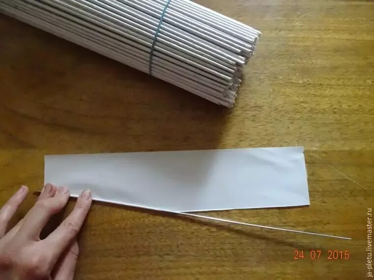 Как сделать трубочку из бумаги. Трубочки из бумаги. Бумага в трубочку. Крутим трубочки из бумаги. Бумага для трубочек для плетения.