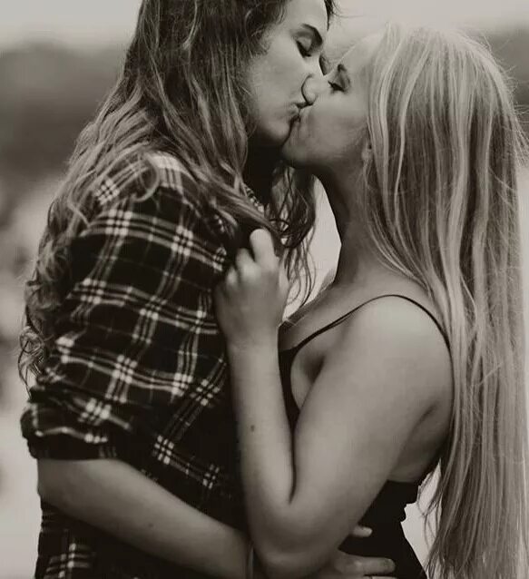 Лизбиянка женщин. Поцелуй девушек. Девушки целуются. Поцелуй двух девушек. Красивые лесбийские пары.