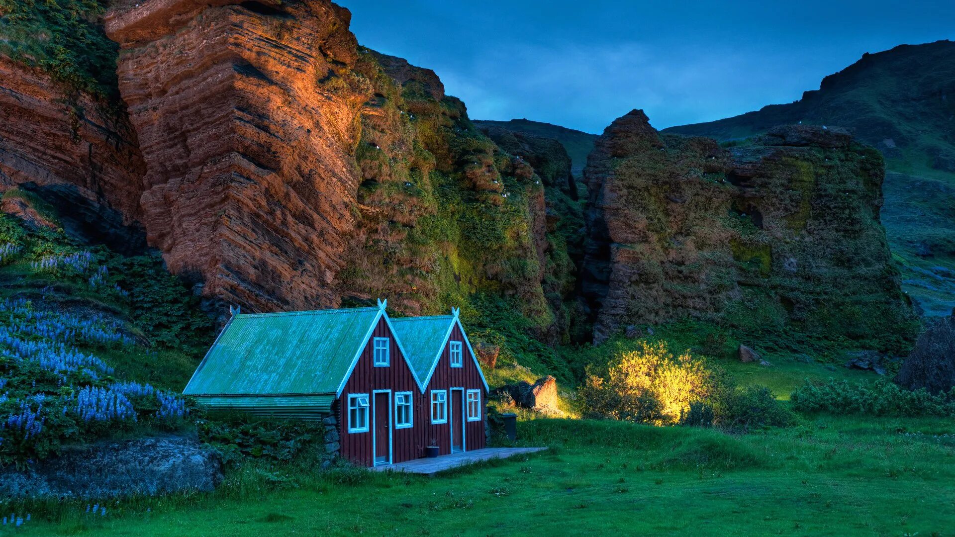 Прекрасные места 2020. Домик интроверта Исландия. Хофскиркья, Исландия. Исландия одинокий домик. Дом на острове Эллидаэй Исландия.