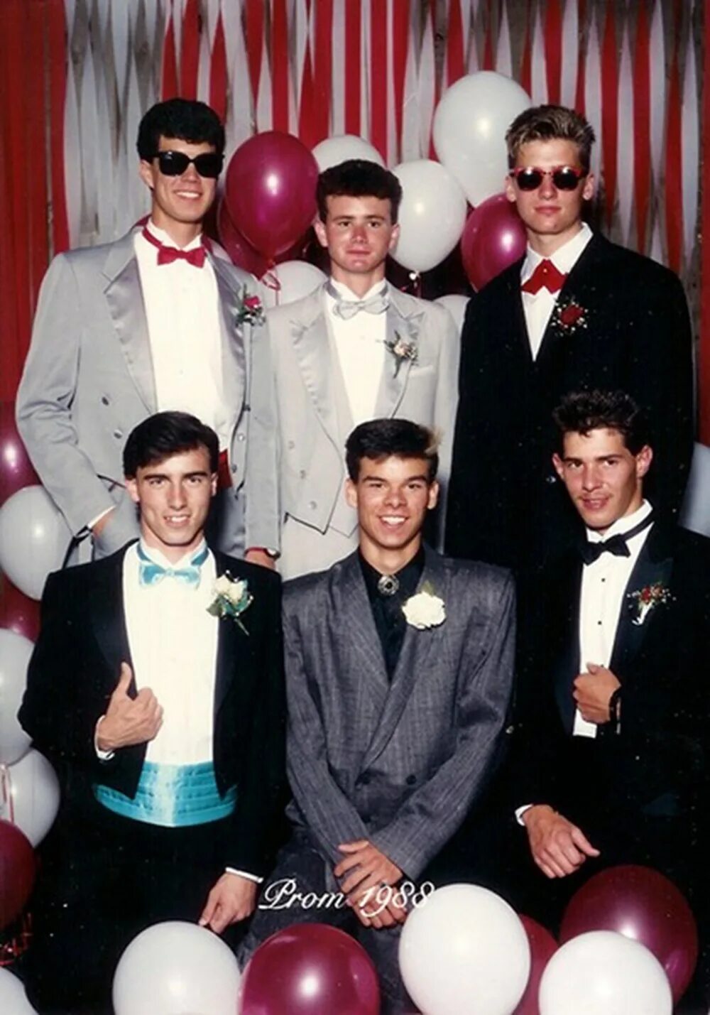 Вечеринка 90-х одежда. Костюм на вечеринку 90-х. Вечеринка в стиле 80-х. Тематические вечеринки.