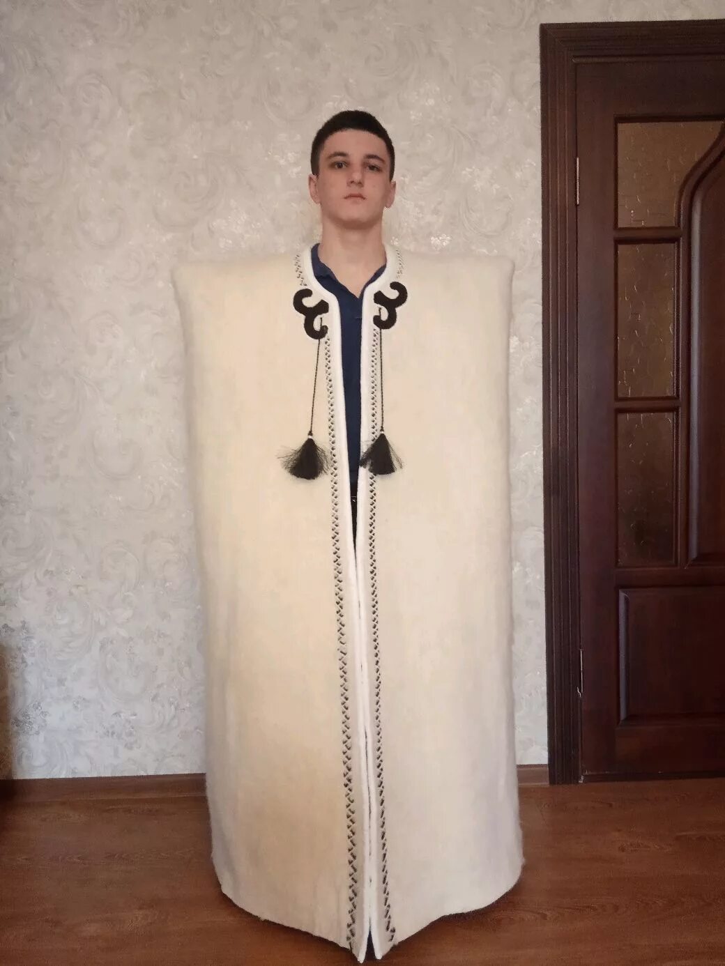 Войлочный мохнатый плащ бурка. Бурка черкеска. Бурка из овчины. Папаха казачья кавказская. Грузинская бурка и папаха.
