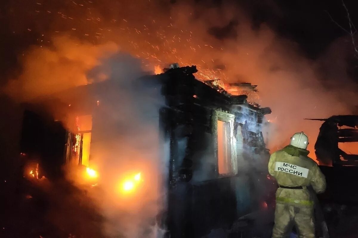 Пожар. Пожар в доме. Сгоревший дом. Пожар в частном доме. Сгорел ночной