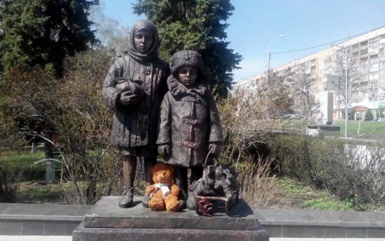 В каком городе памятник детям. Памятник детям войны (ульяновск). монумент дети войны в ульяновске. памятники детям героям войны 1941-1945. памятник посвященный детям войны в ульяновске.