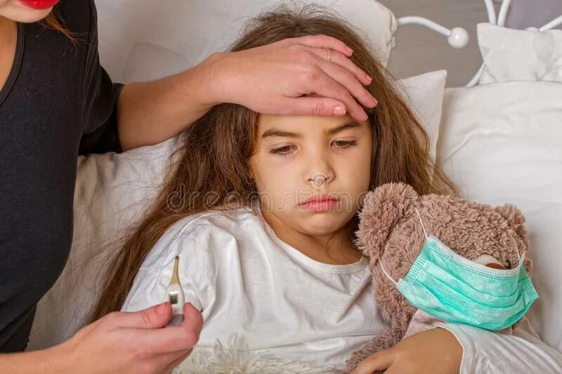 Юной девочке больно. Юной девочке больно. Ребенок с больным ухом. Головокружение у подростка. Маленькая девочка с болезненным видом.